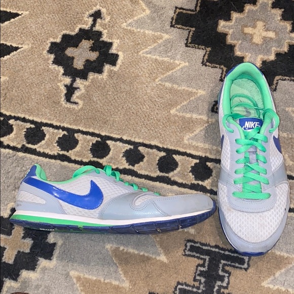 Nike 90s Style Tennis Shoes - Picture 3 of 6